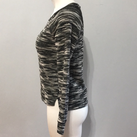 Banana Republic • Black & white scoop neck sweater - Picture 3 of 8